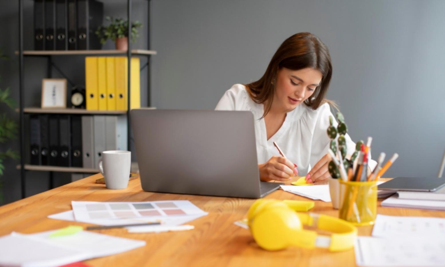 Environnement de travail avec documents financiers